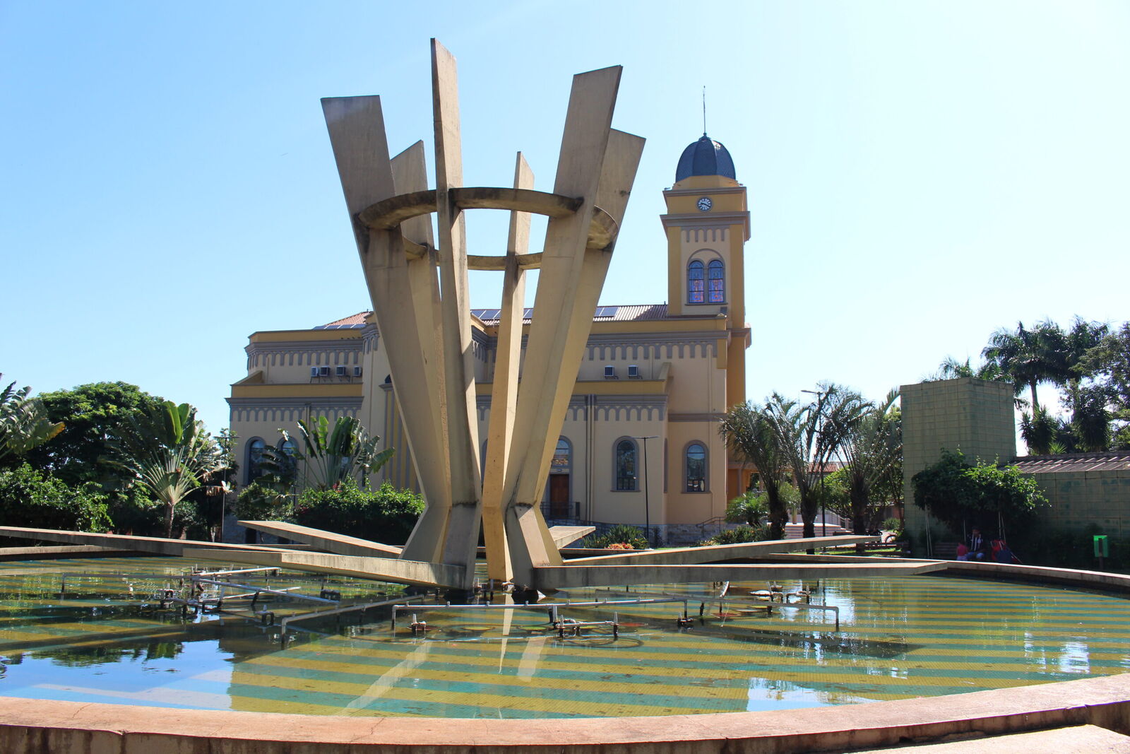 Praça e Igreja Matriz de Pitangueiras, São Paulo